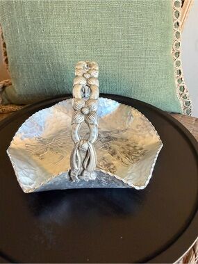 Vintage Rodney Kent Hand Wrought Aluminum Tulip Basket #429